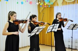 Антонио Вивальди. Концерт для трех скрипок. Исполняют (слева направо) С. Прокопович, Э. Мамиконян, К. Дыба.
